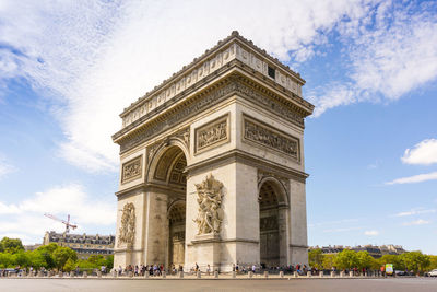 Low angle view of arc de triomphe against sky