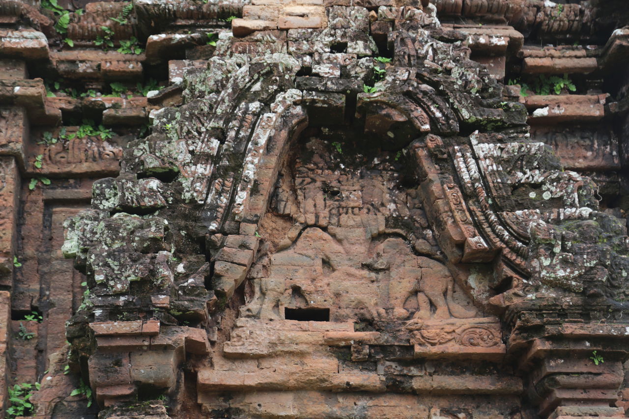 VIEW OF OLD STATUE