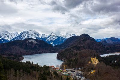 Panoramic view of lake and mountains against sky