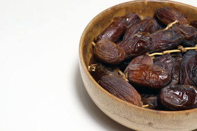 Close-up of bananas in bowl against white background