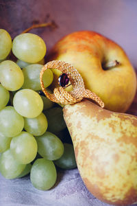 Close-up of apples in plate on table