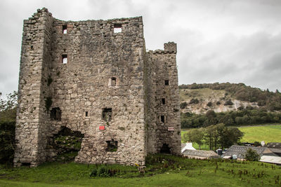 Old ruin building against sky