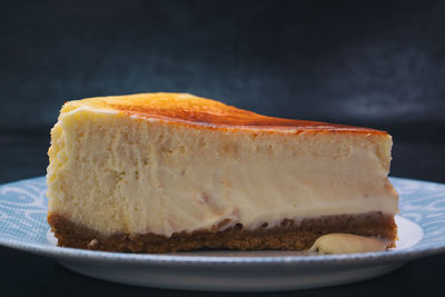 Baked cheesecake slice 