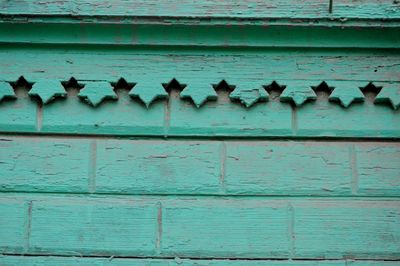 Flock of birds on wall