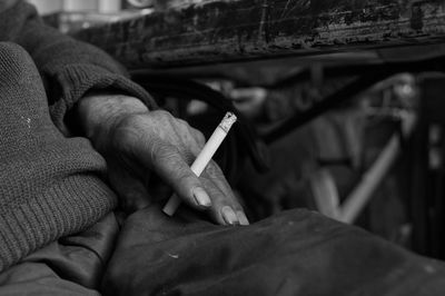 Close-up of hand holding cigarette