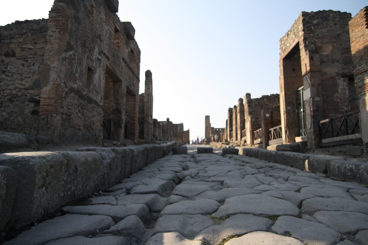 VIEW OF OLD BUILDING IN CITY