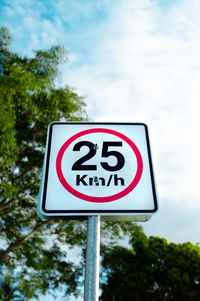 Twenty-five kilometers per hour traffic signal in a bike route