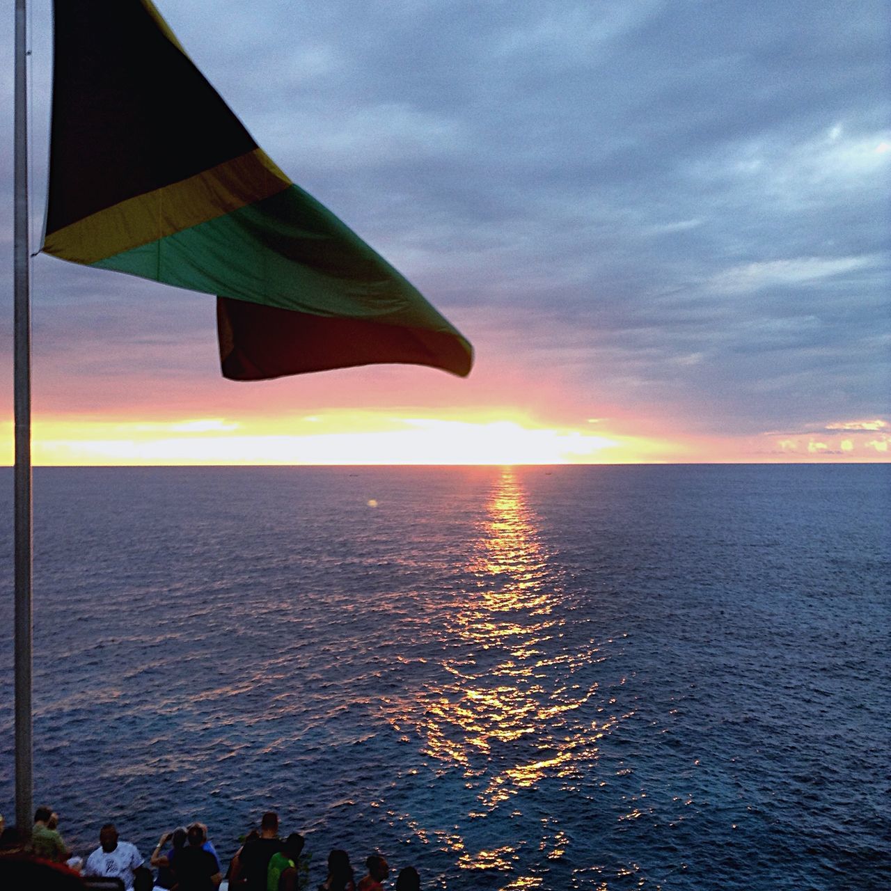 sea, horizon over water, sky, water, sunset, scenics, beauty in nature, cloud - sky, sun, tranquil scene, nature, cloud, tranquility, sunlight, flag, beach, idyllic, outdoors, rippled, waterfront