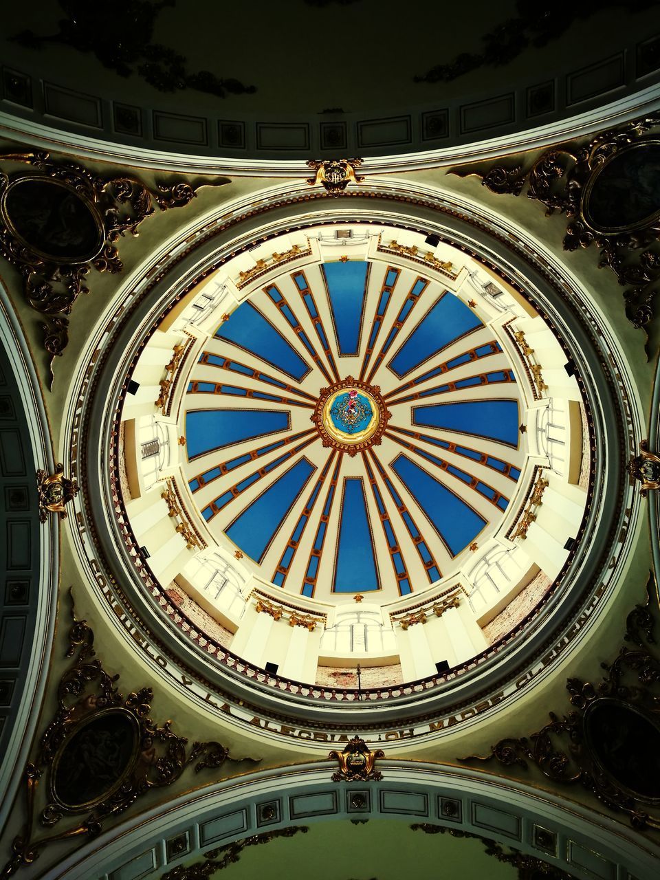 LOW ANGLE VIEW OF ORNATE BUILDING