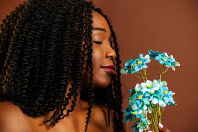 Close-up portrait of a young woman with flowers