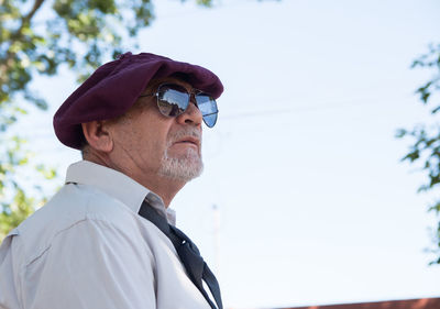 Portrait of man wearing sunglasses against sky