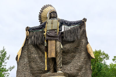 statue