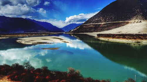 Panoramic view of lake and mountains against sky