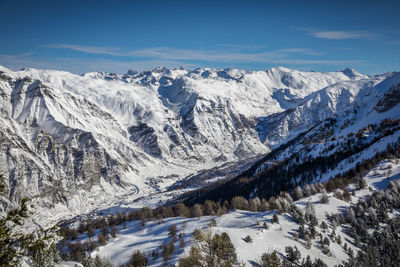 Vue aerienne sur le queyras et le village de crevoux, hautes alpes, france