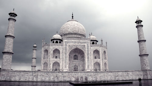 Taj mahal against sky
