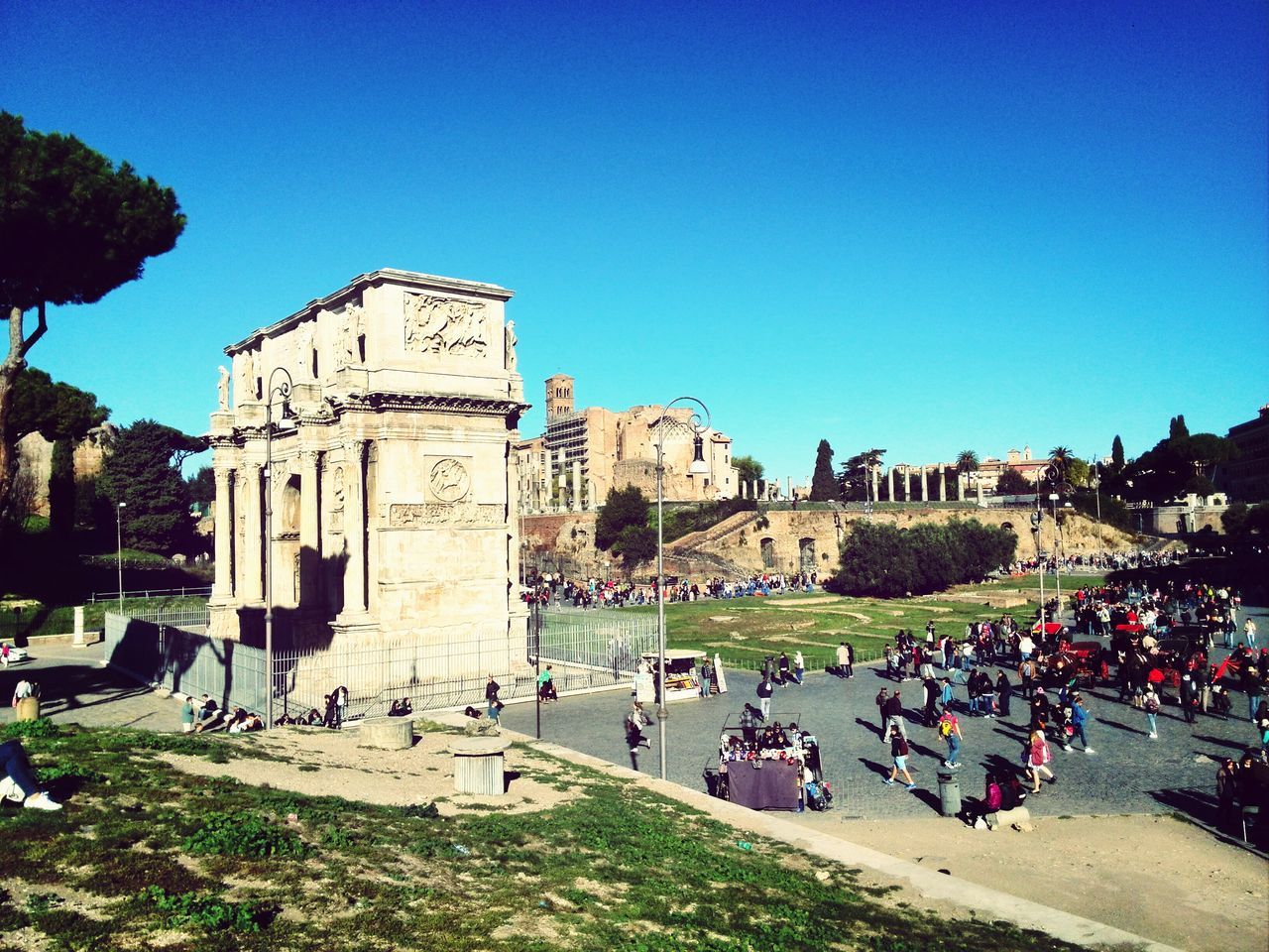 architecture, built structure, building exterior, large group of people, clear sky, famous place, tourism, travel destinations, history, tourist, travel, international landmark, blue, copy space, person, capital cities, vacations, men, leisure activity