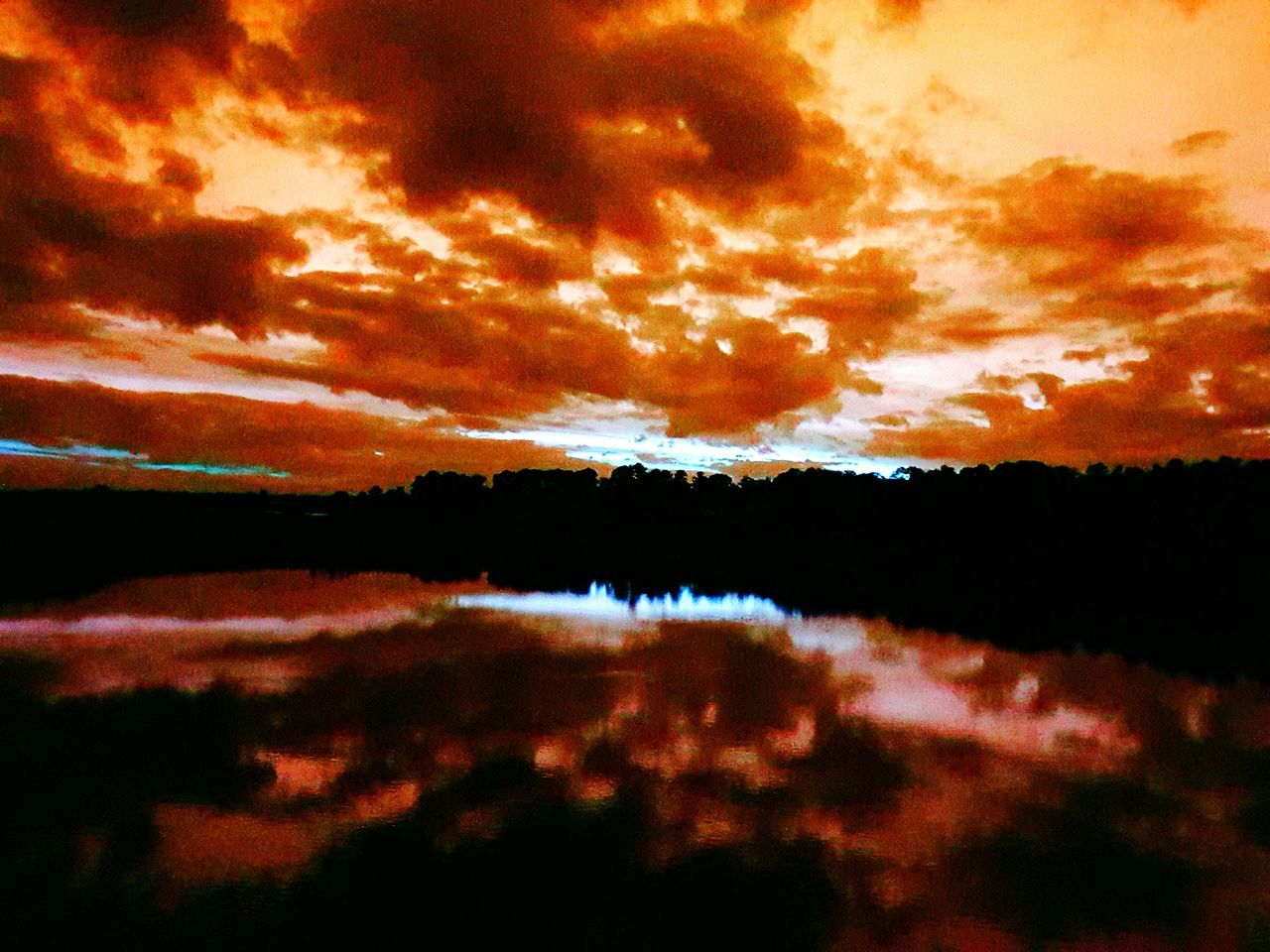 sunset, sky, cloud - sky, tranquil scene, scenics, tranquility, beauty in nature, orange color, water, dramatic sky, silhouette, cloudy, reflection, idyllic, nature, cloud, lake, atmospheric mood, moody sky, dusk