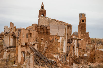 Old ruin building against sky