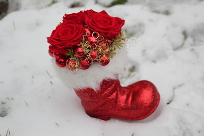 High angle view of rose bouquet on snow