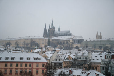 Snowy prague. photo of prague castle and st. vitus cathedral, czechia