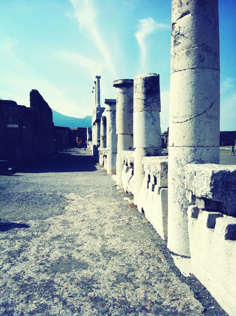 architecture, built structure, building exterior, sky, history, the way forward, famous place, travel destinations, sunlight, shadow, cloud - sky, architectural column, diminishing perspective, tourism, cloud, travel, day, building, international landmark, outdoors