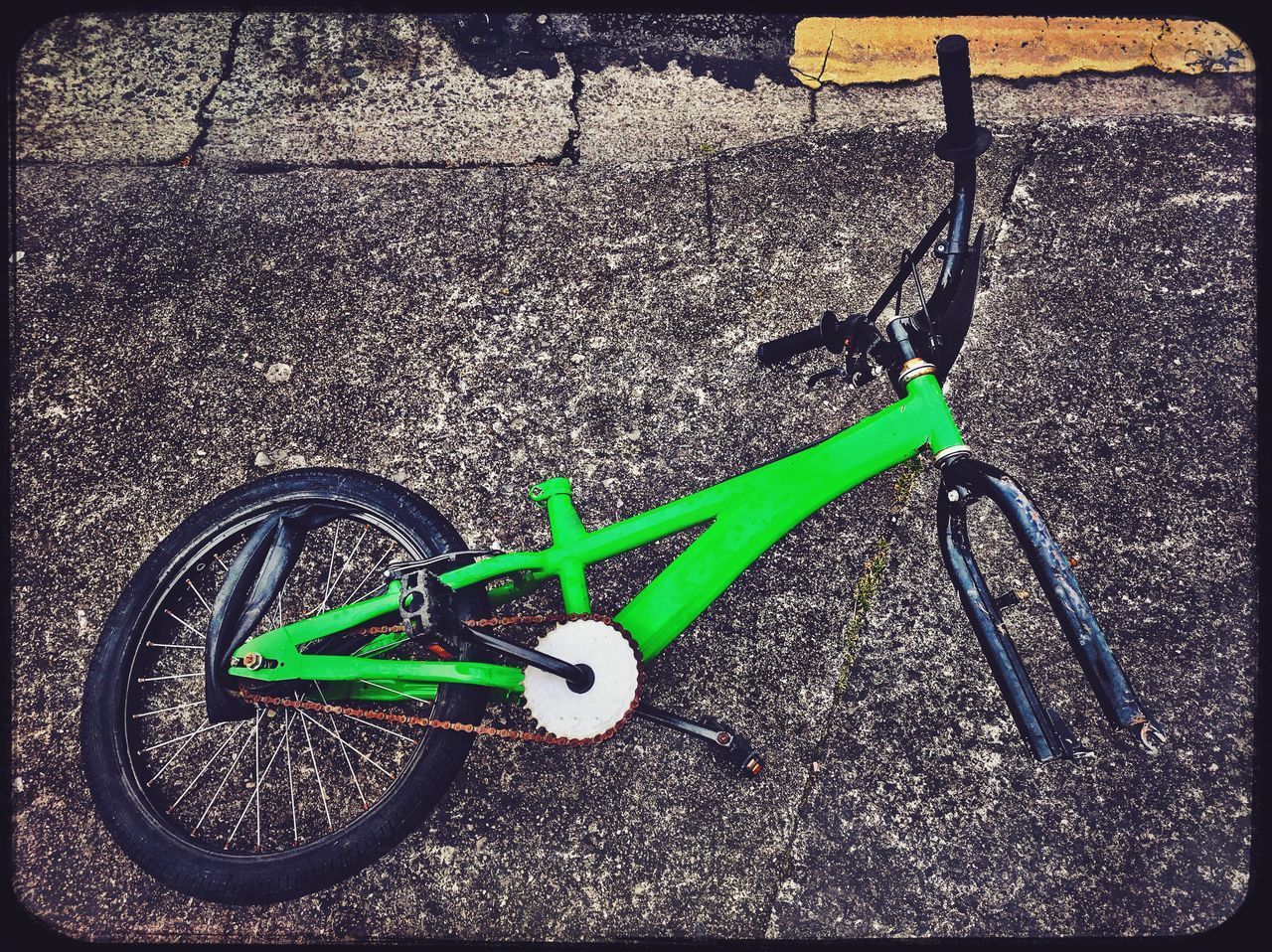 HIGH ANGLE VIEW OF BICYCLE PARKED ON STREET