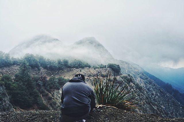 mountain, mountain range, landscape, tranquil scene, scenics, tranquility, beauty in nature, lifestyles, hiking, leisure activity, nature, non-urban scene, weather, rear view, men, sky, fog, winter