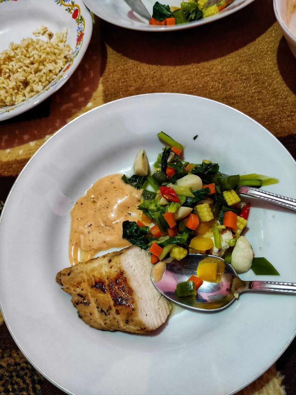 HIGH ANGLE VIEW OF FOOD ON TABLE