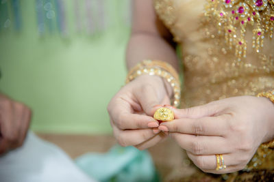 Close-up of woman hand holding leaf