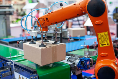 Robotic or robot arm in automated factory packing system for efficient industrial box handling