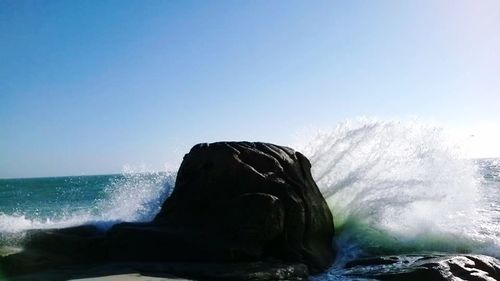 Waves splashing on rocks