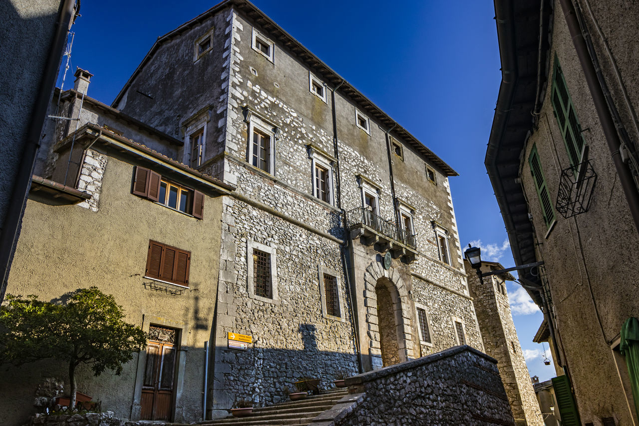 LOW ANGLE VIEW OF OLD BUILDING AGAINST CLEAR SKY