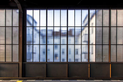 Behind the glass wall of a berlin station, you can see a typical backyard of old apartment buildings