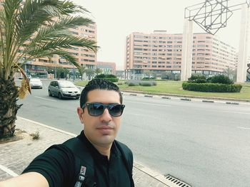 Young man wearing sunglasses in city