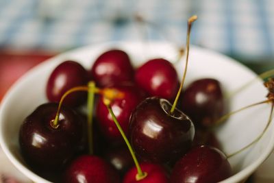 Close-up of cherries in bowl