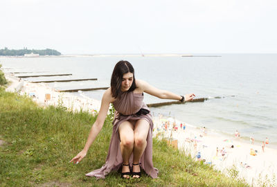 Side view of young woman looking at sea