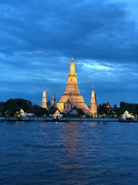 Wat arun bangkok on the evening