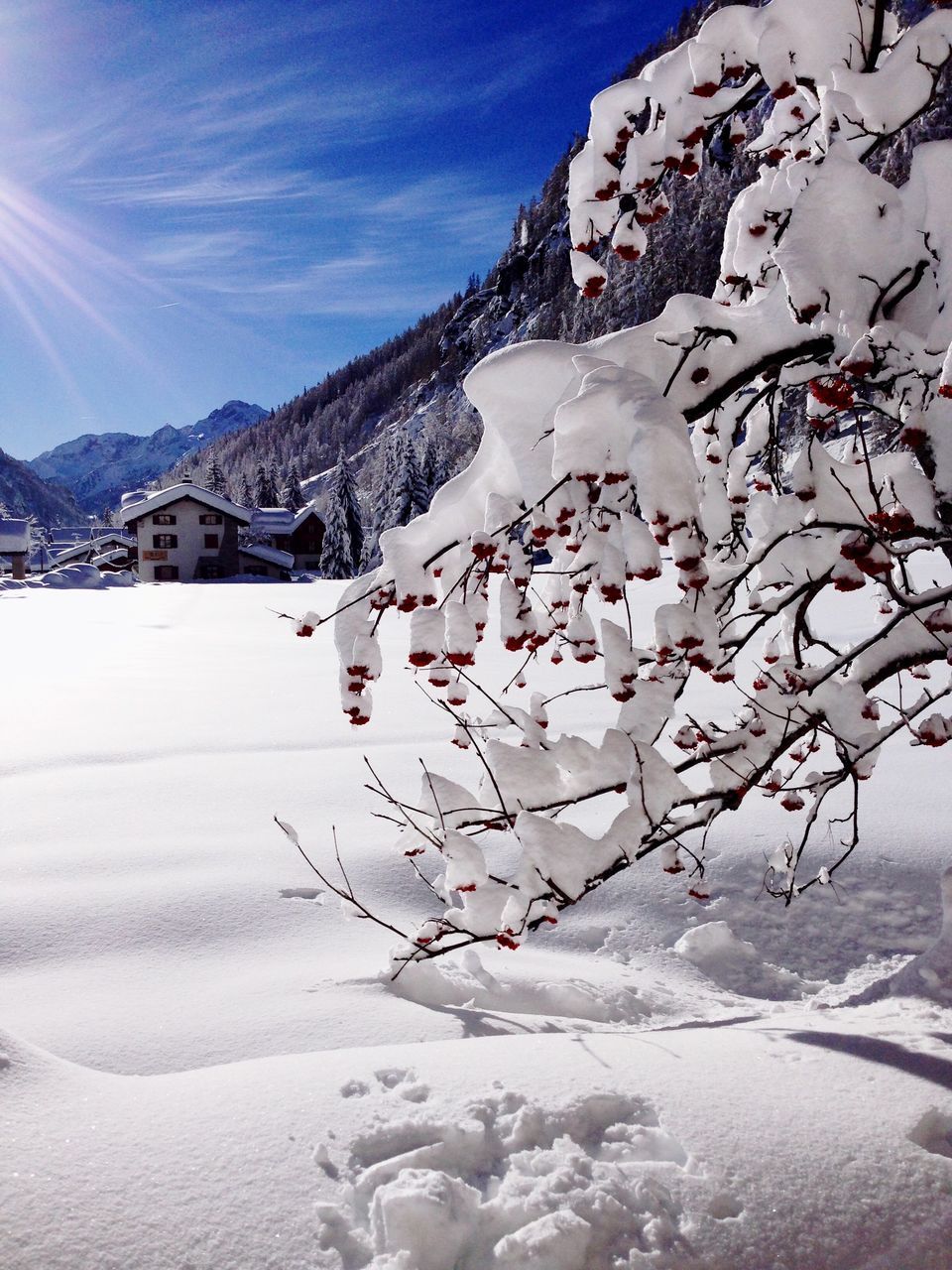 SCENIC VIEW OF SNOW COVERED MOUNTAINS AGAINST SKY