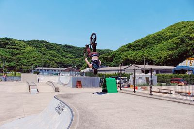 Man skateboarding on skateboard against sky