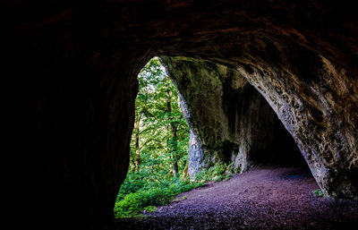 Rock formation in tunnel