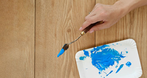 Spatula for acrylic paints on wooden background. spatulas stained with paint. copy space or banner