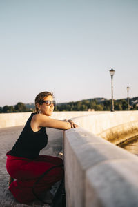 Side view of young woman against clear sky