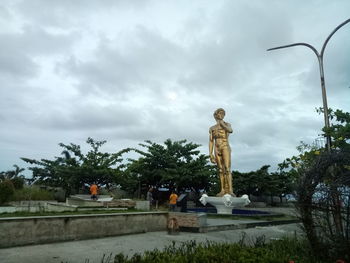 Statue against sky