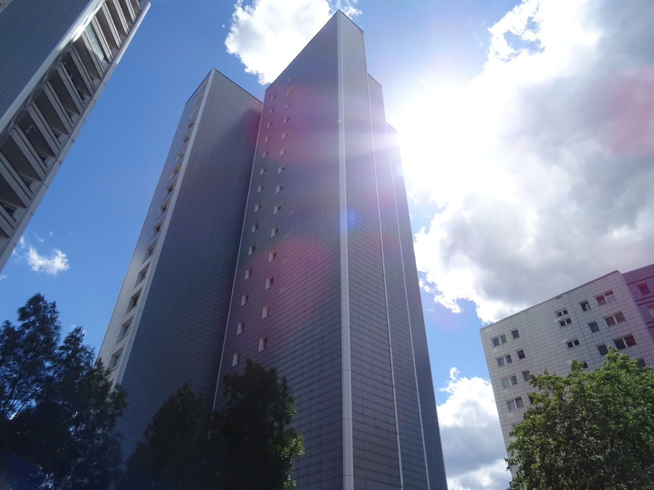 LOW ANGLE VIEW OF MODERN BUILDINGS IN CITY AGAINST SKY