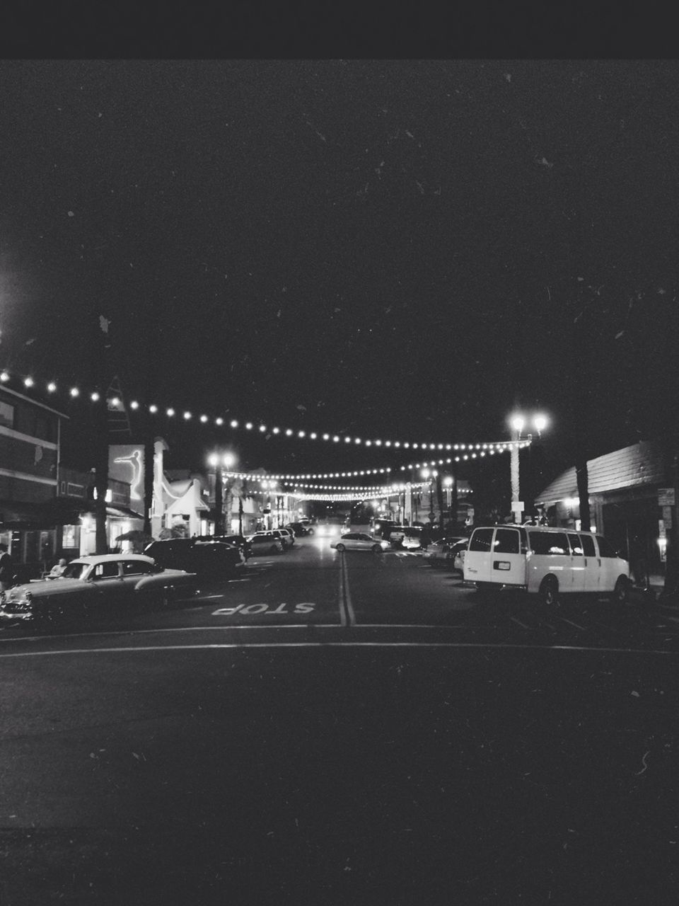 night, illuminated, transportation, mode of transport, street light, street, building exterior, architecture, built structure, land vehicle, car, city, road, lighting equipment, copy space, clear sky, sky, dark, outdoors, city life