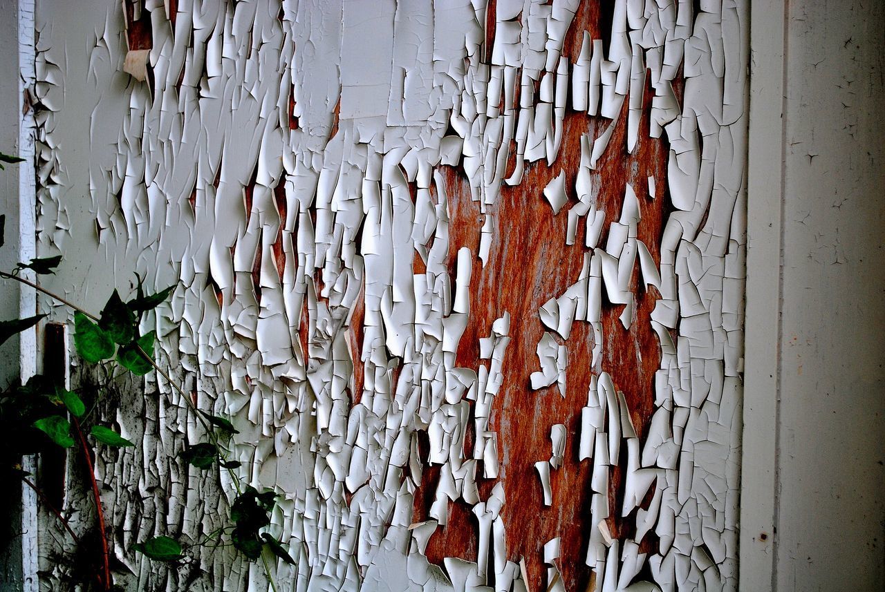 FULL FRAME SHOT OF WEATHERED WALL WITH WOODEN POST