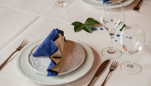 Table decoration in a restaurant for a wedding