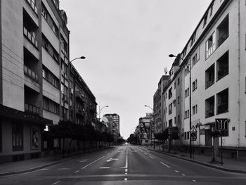 Diminishing view of road passing through in city