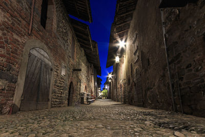 Narrow alley in alley