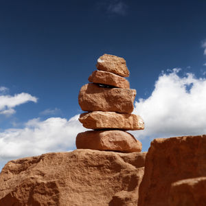 Signposts made of stacked stones from sandstone in the wadi rum nature reserve, jordan